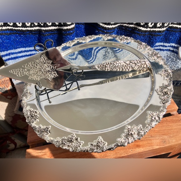 GODINGER SILVER PLATED APPLIED BORDER CAKE PLATE WITH STAND & SERVER - Picture 2 of 12